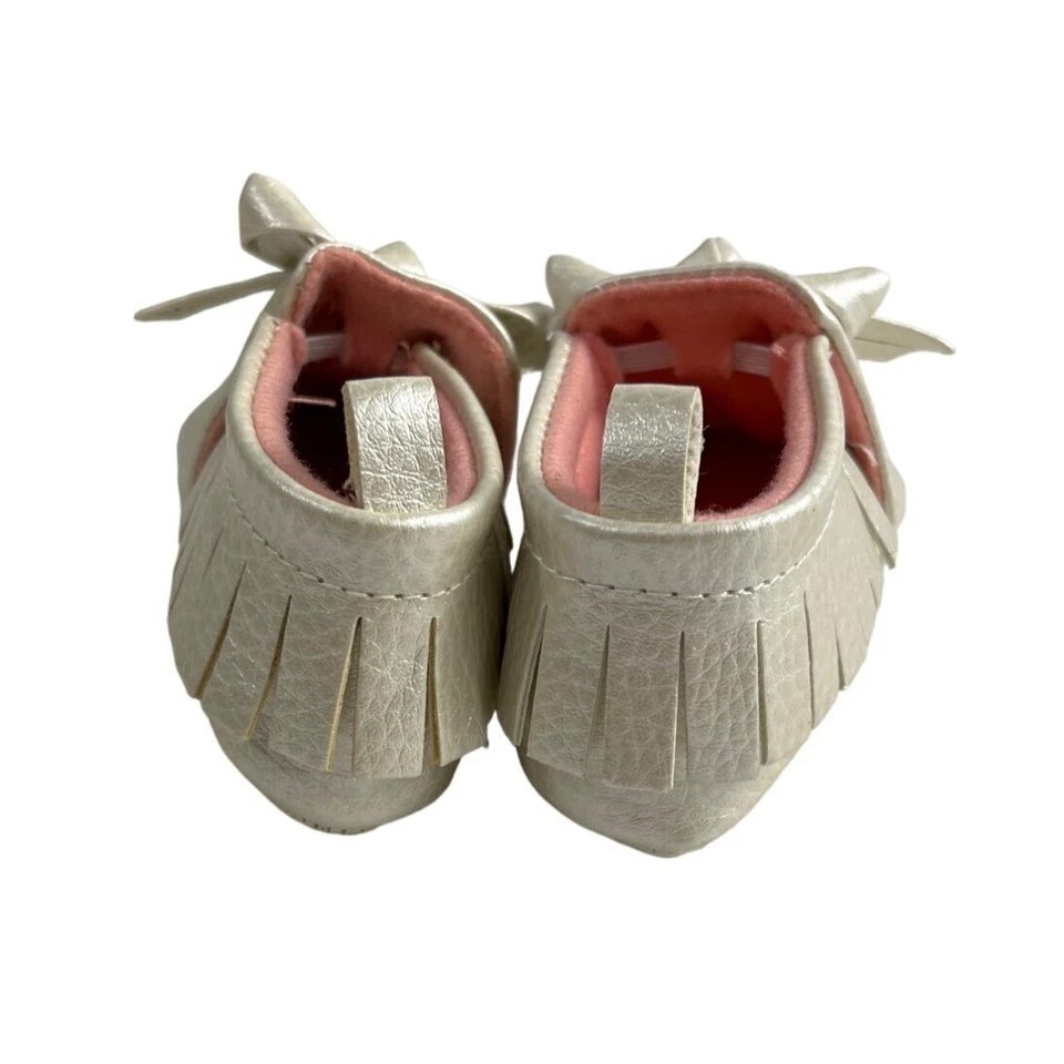 Zapatos mocasín marfil satinado para niñas pequeñas Carter’s talla 0-3M Foto 3 de 4