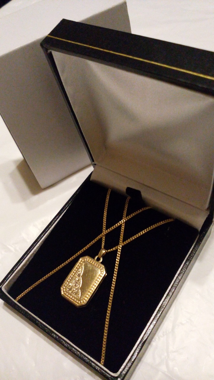 Victorian Rectangular Semi Engraved LOCKET in 9ct… - image 4