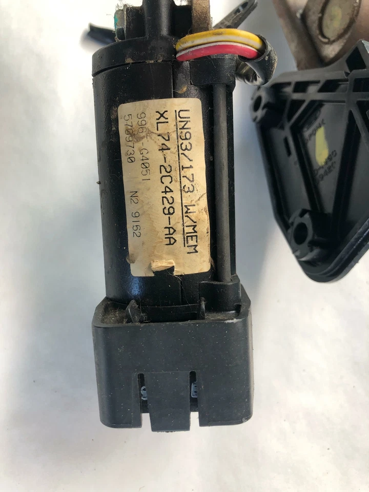 1999 LINCOLN NAVIGATOR Power Brake and Gas Foot Pedal Assembly XL742C429AA OEM - Image 2 of 4