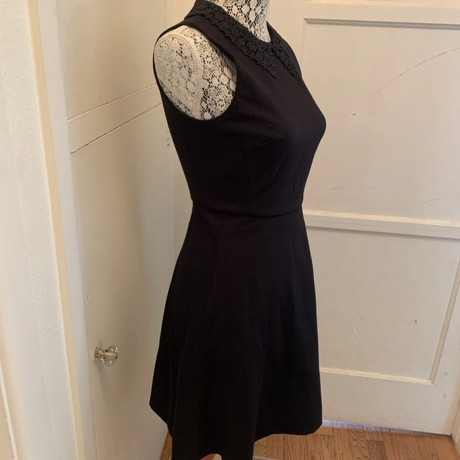 Abito Kate Spade nero aderente svasato pizzo ricamato colletto zip dietro 0