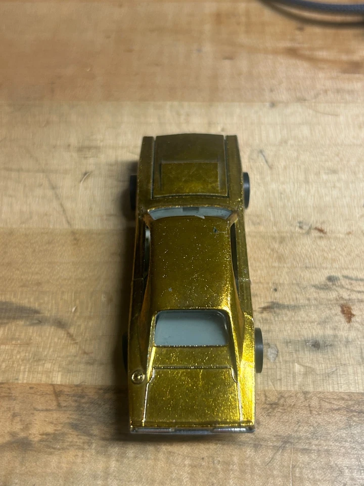 Dodge Charger personalizado Hot Wheels - Gold Red Line Foto 4 de 4