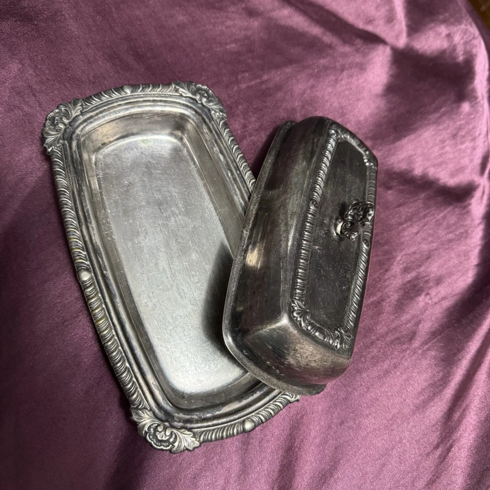 Mantequilla plateada ovalada vintage con tapa abatible y diseño ornamentado. Foto 3 de 4