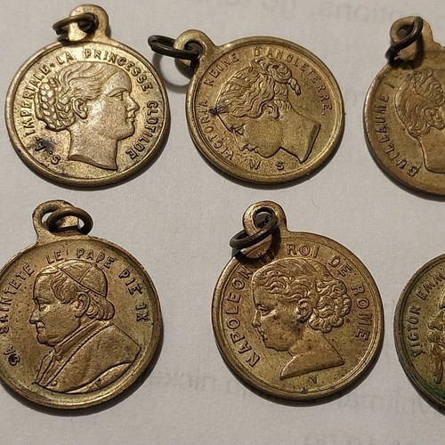 lotto xix cent. 6 medaglie in ottone, napoleone, clotilde, emmanuelle, victoria - Foto 7 di 9