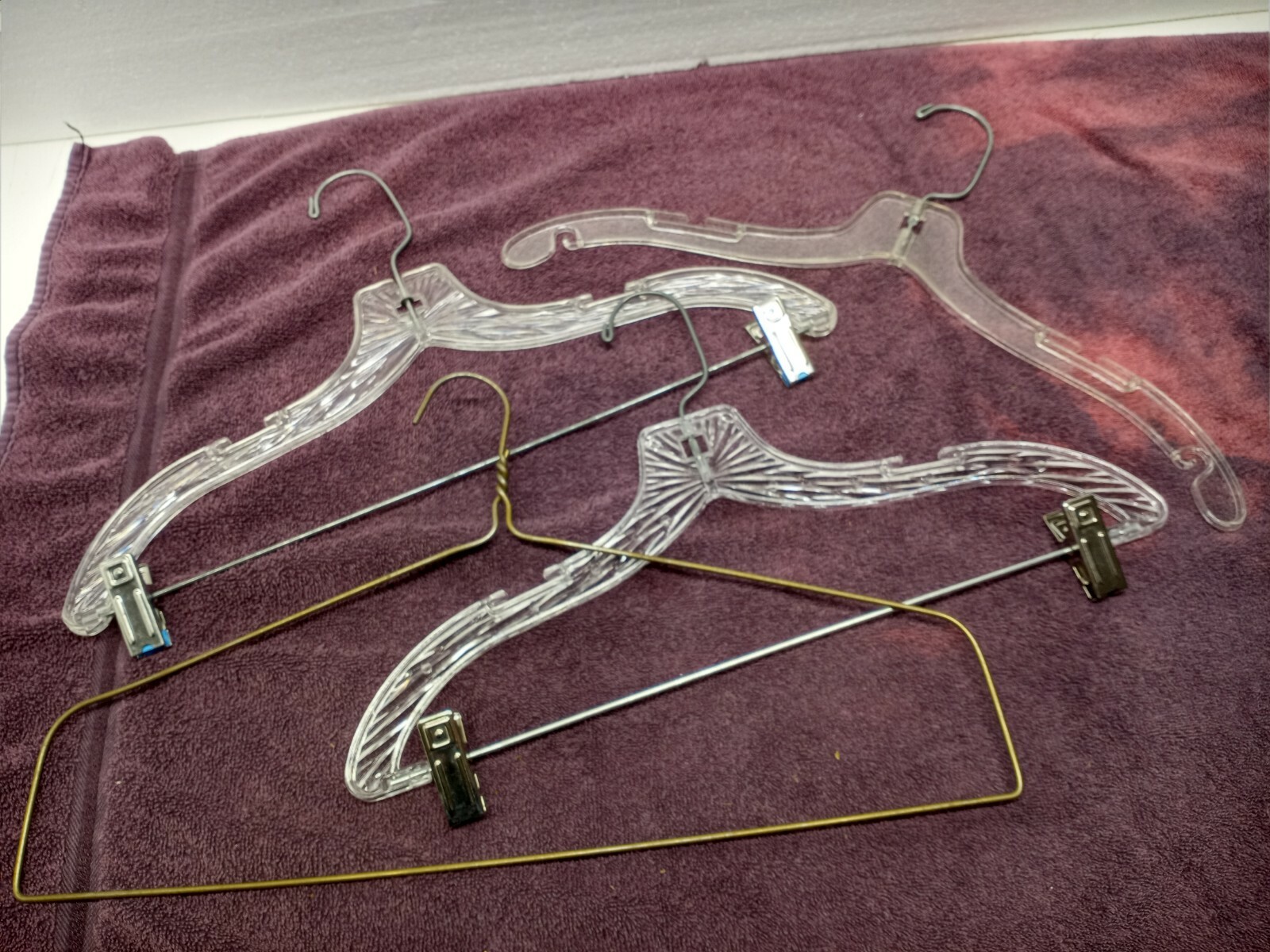 4 VINTAGE PLASTIC WIRE COAT HANGERS SUIT PANTS CLOTH… Gem