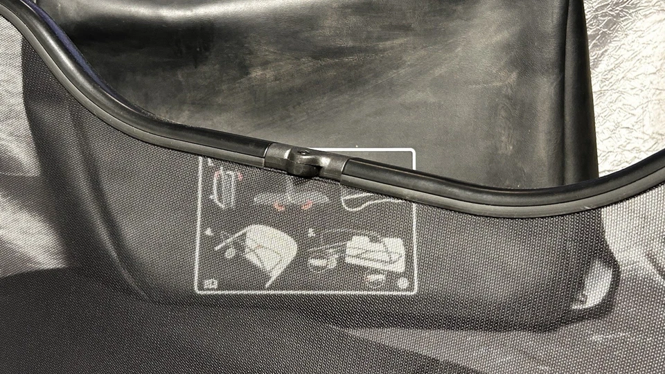 Protetor solar/para-brisa conversível Volkswagen Beetle 2007 com estojo - Imagem 2 de 4