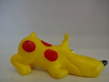 Figurki zwierząt / Psy / Żółty pełzający pies poplamiony na czerwono - około 65 mm