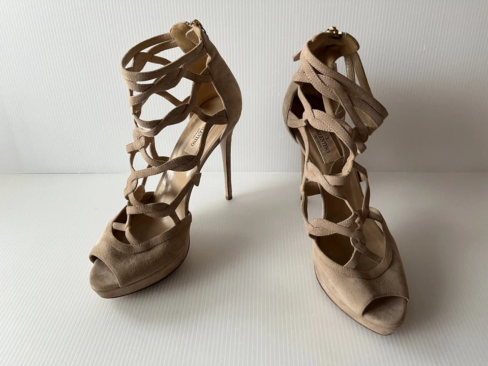 Tacones Valentino Garavani de gamuza tostada enjaulados con punta abierta, talla 39 (IT) 9 (EE. UU.) Foto 2 de 4