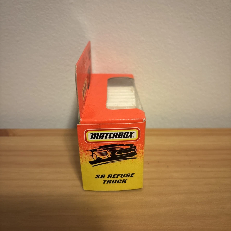 Camión de rechazo Matchbox Matchbox #36 nuevo en paquete 1993 naranja con volquete blanco error raro Foto 3 de 4