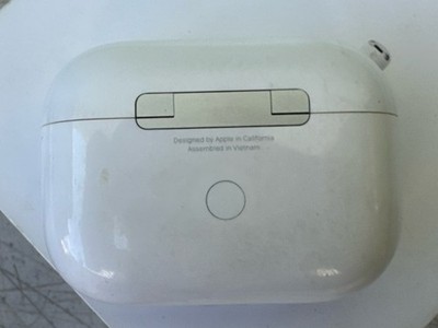 Apple AirPods Pro 2nd Generation (Lightning) - READ DESCRIPTION