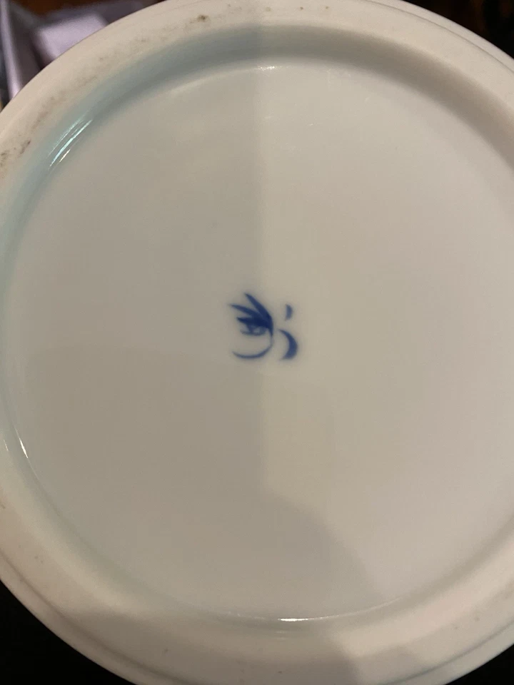 Jarrón antiguo firmado por Fukagawa con palomas blancas sobre una rama de roble hojas y bellotas. Foto 2 de 4