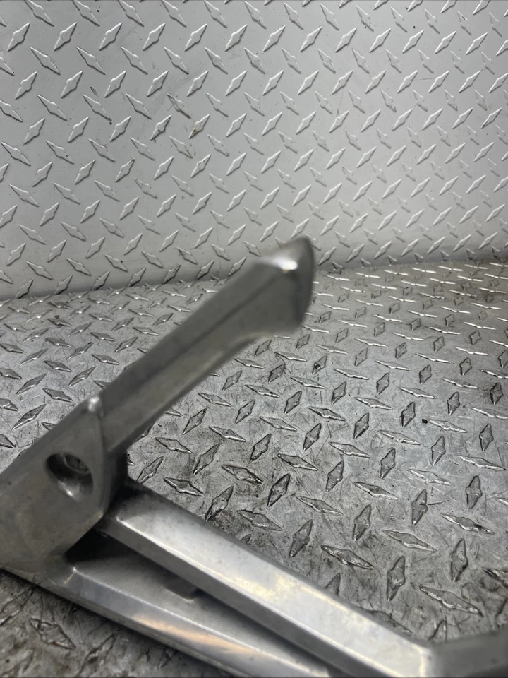 01-05 YAMAHA FZ1 Fazer FZS1000 OEM CLAVIJA TRASERA IZQUIERDA PASAJERO Foto 4 de 4