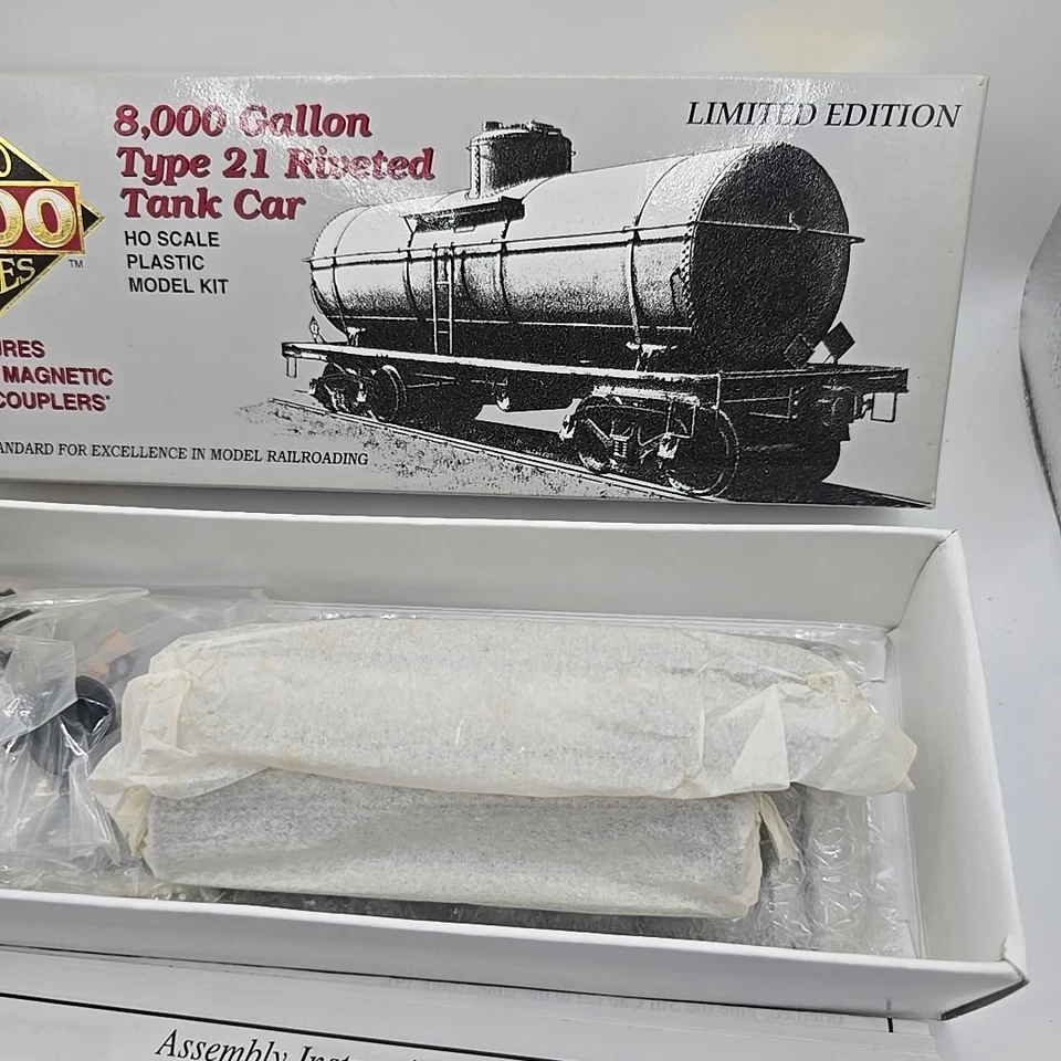 Life-Like HO Scale Proto 2000: 8,000 Gallon Tank Car Series #21283 Shell #1453 - Image 3 of 4