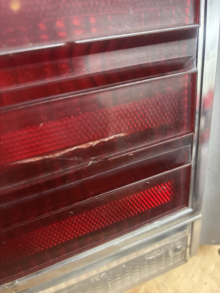 Ford Crown Victoria LTD 1986 conjunto de luces traseras laterales para pasajeros agrietadas usadas Foto 3 de 4