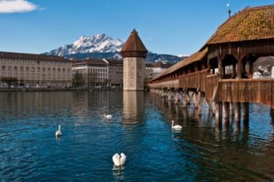 Wandbild: Holzkapellenbrücke von Luzern in der Schweiz mit Turm (14693994)