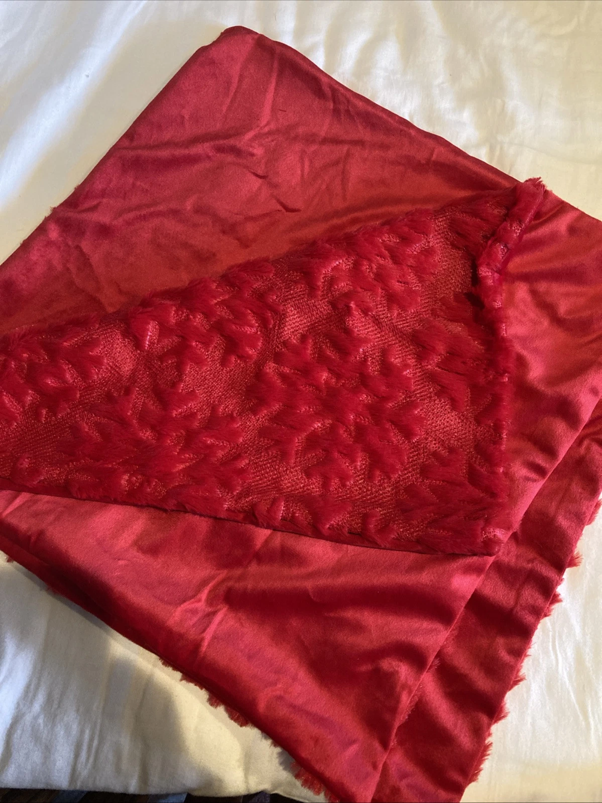 HAUSSY Red W/Snowflake Pattern Throw Pillow Covers 18”x18” Set of 4 Zip Close