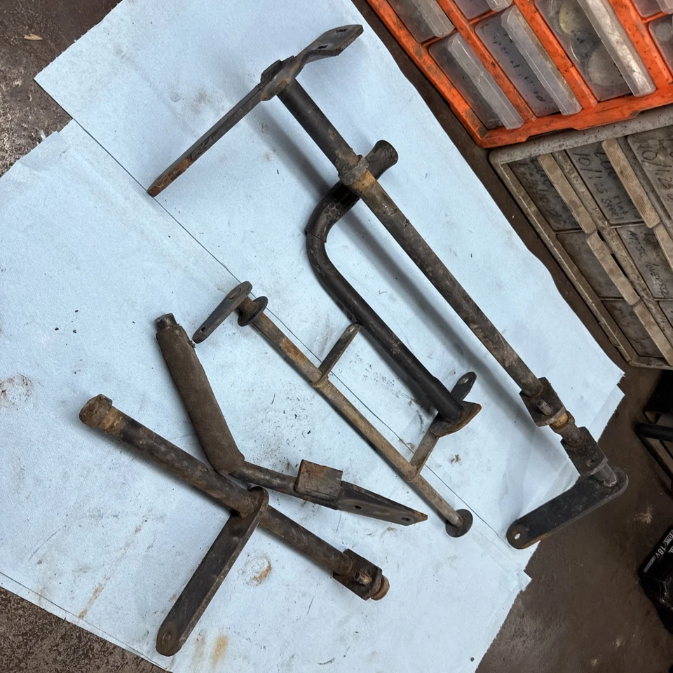 Cortacésped Dixon Velocidad ZTR 30 Soportes Varios y Manijas Elevadoras de Cubierta Foto 3 de 3