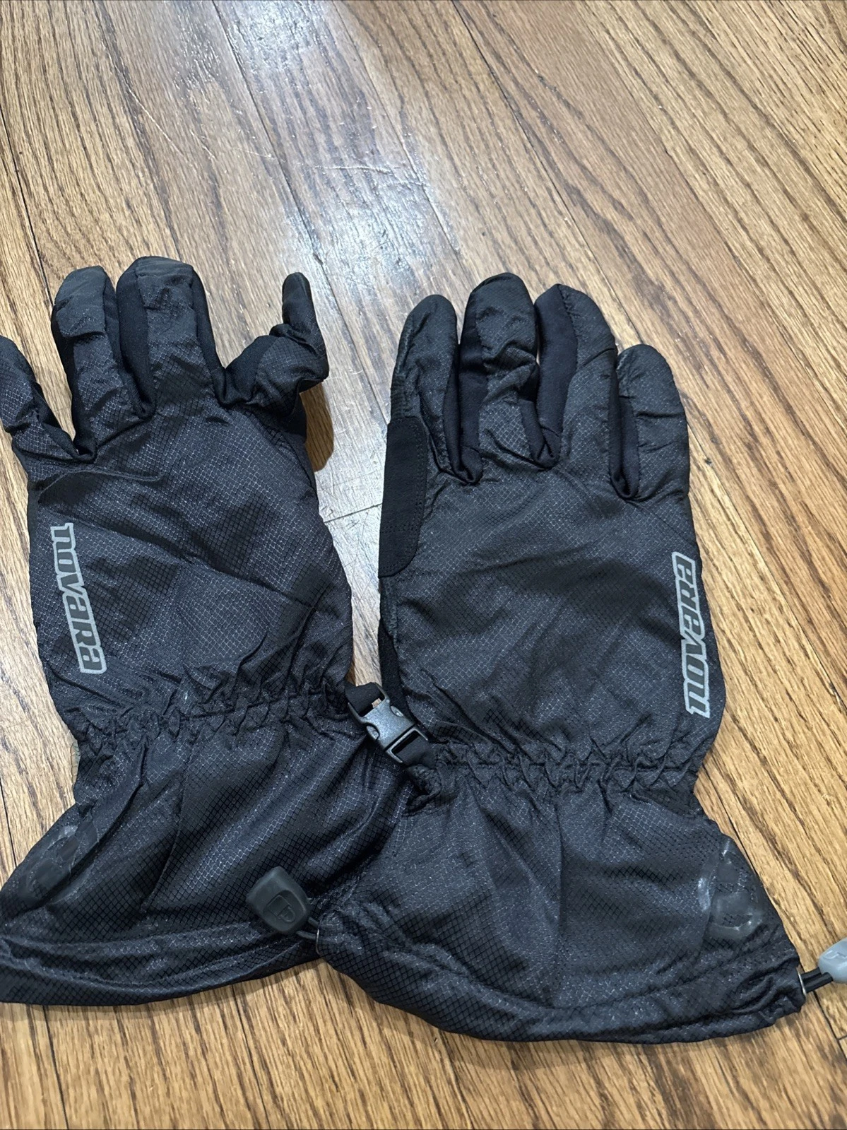 NWOT Novara Men’s Gloves Size L Black
Opens in a new window or tab