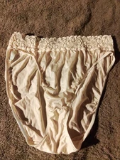 Vintage Myonne Hicut Panties W/Wide Lace Size 8  100% Nylon  Fits Hips 42-43 