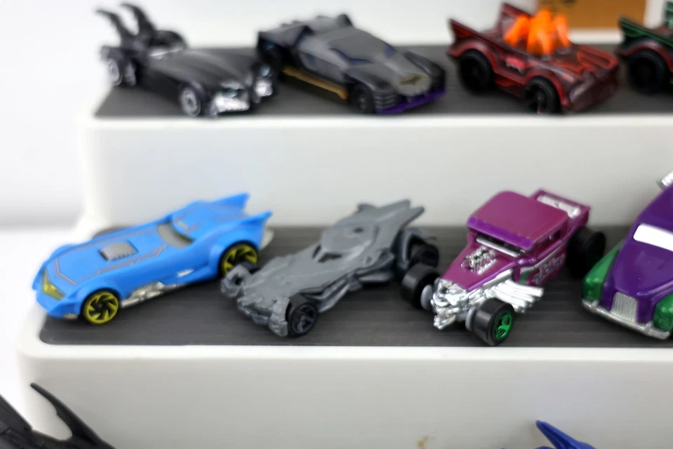 Hot Wheels DC Comics BATMAN-Batmobile, JOKER, Batcast ~ Lot of 18 Diecast Cars - Image 4 of 4
