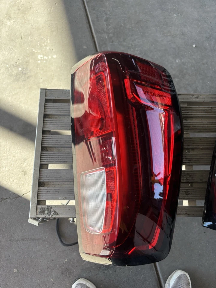 Par de lanternas traseiras GMC Sierra 2020 OEM usadas de fábrica somente luzes - Imagem 3 de 4