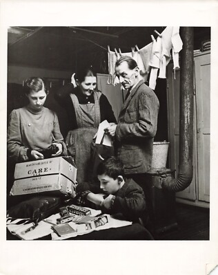 CARE Package Soviet East Germany Refugee 1954 Press Photo Karl Schuster *P88c