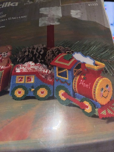 1997 Bucilla Christmas Express Countdown Calendar Plastic Canvas Kit 61225 NOS - Picture 2 of 7