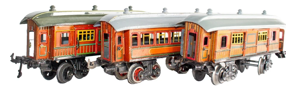 1915's German Bing 0-gauge Set of 3 Continental Teak Passenger coaches - Image 4 of 4