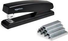 Amazon Basics Heftgerät – Schwarz | Robuster Schreibtischhefter für Büro, Schule