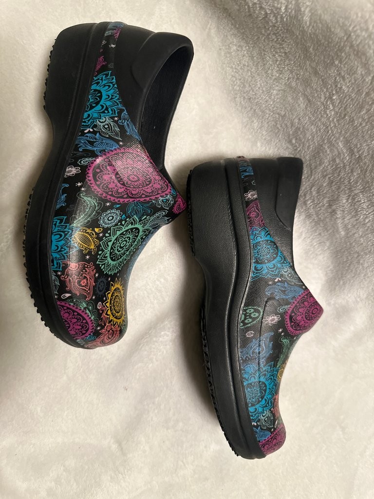 Colorful Mandala Patterned Clogs - image 3