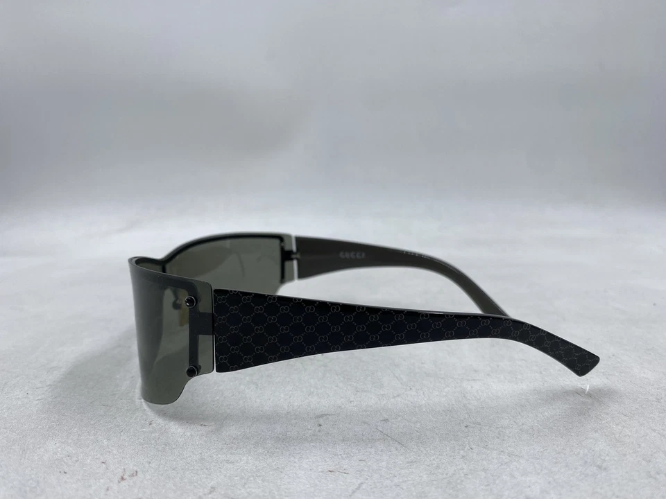 Gafas de sol Gucci negras con escudo para mujer Foto 4 de 4