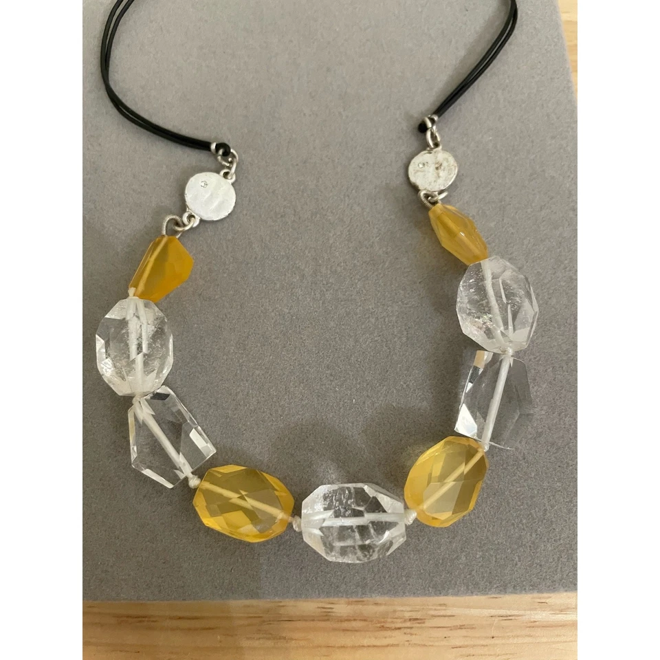 Collar Kenneth Cole con cordón de cuero negro cristales transparentes y amarillos Foto 2 de 3