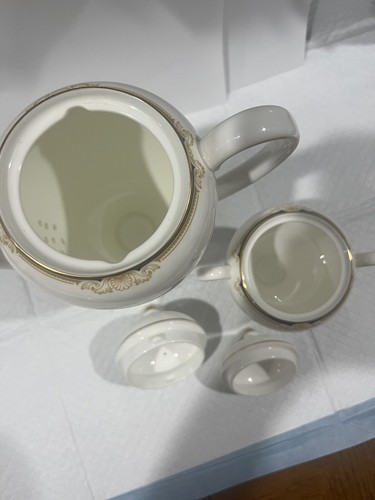 Wedgwood Cavendish R4680 10 1/2” Tall Coffee Pot With Sugar Bowl - Picture 9 of 12