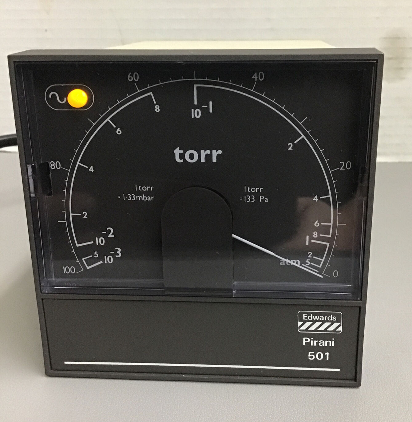 Edwards Pirani Gauge Model 501 TORR D39511000 05747 2W Vacuum Gauge (r8)