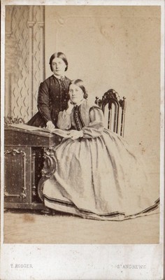 RODGER ST ANDREWS SCHOTTLAND CDV DAMEN VERZIERTES KLEID VIKTORIANISCHE MODE FOTO