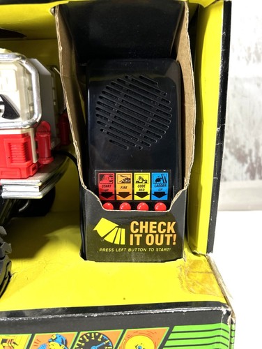 RARE 1991 VINTAGE REMOTE CONTROL FIRE RESCUE TRUCK ROAD CHAMPS SOUNDS OF POWER - Picture 4 of 4