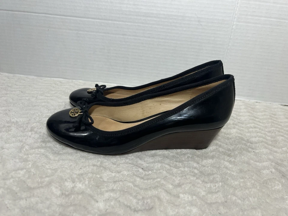 TORY BURCH Women’s Size 8M Black Patent Leather Wedge Heels Bow Casual Shoes. - Image 4 of 4