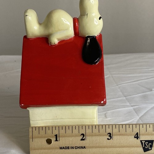 VTG Snoopy Ceramic Piggy Bank 70s Napping on his Dog House Peanuts Collectible - 第 3/8 張圖片