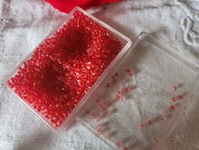 Lot environ 22 grammes de perles rocaille deux tons rouge et transparente n°26