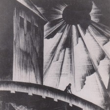 Piccola figura che cammina sotto luce esplosiva e strutture torreggianti...