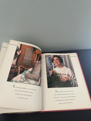 DE COLECCIÓN 1992 MEDIAS DE NAVIDAD EN LIBRO PUNTO DE CRUZ - Imagen 2 de 7