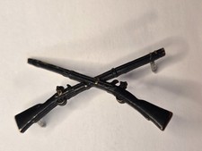 Small Crossed Muskets Infantry Insignia WWI era Shoulder Badge