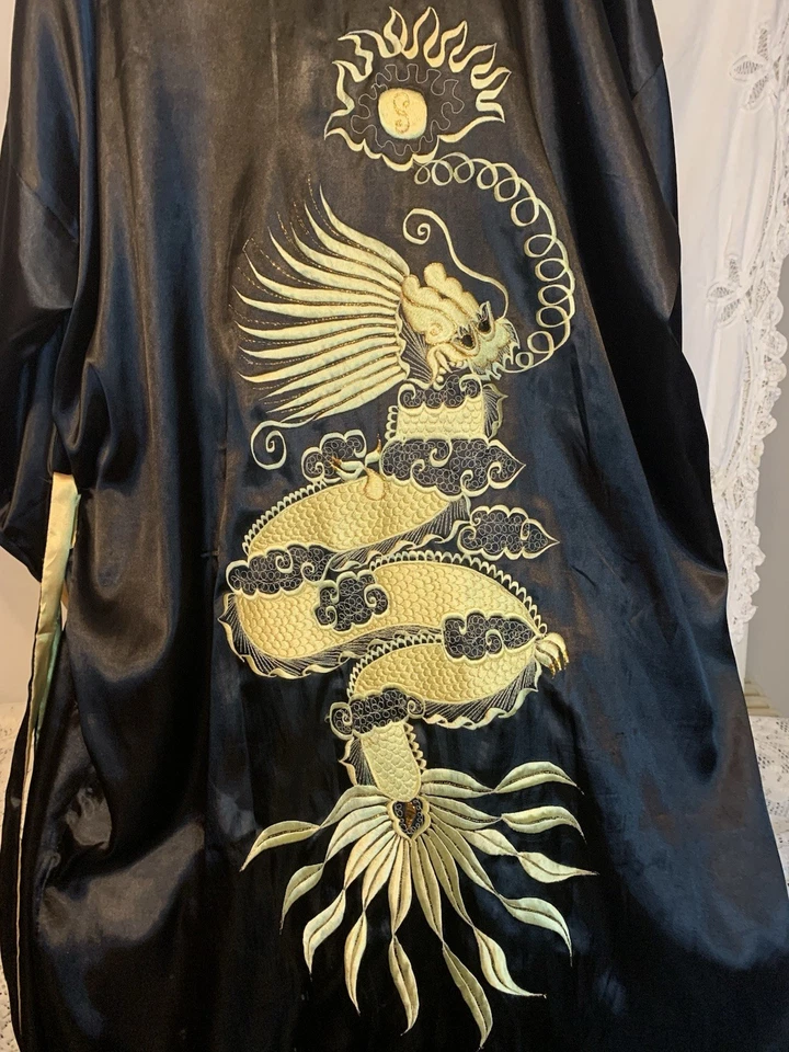 Hombre Satén Bordado Dragón Kimono Negro/Dorado LRG/XL Bata 32 “Pecho 53” L Foto 4 de 4