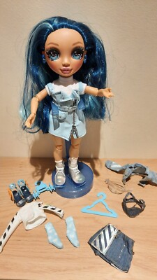 Rainbow High Modepuppe Skylar Bradshaw Serie 1 mit vielen Extras & Ständer