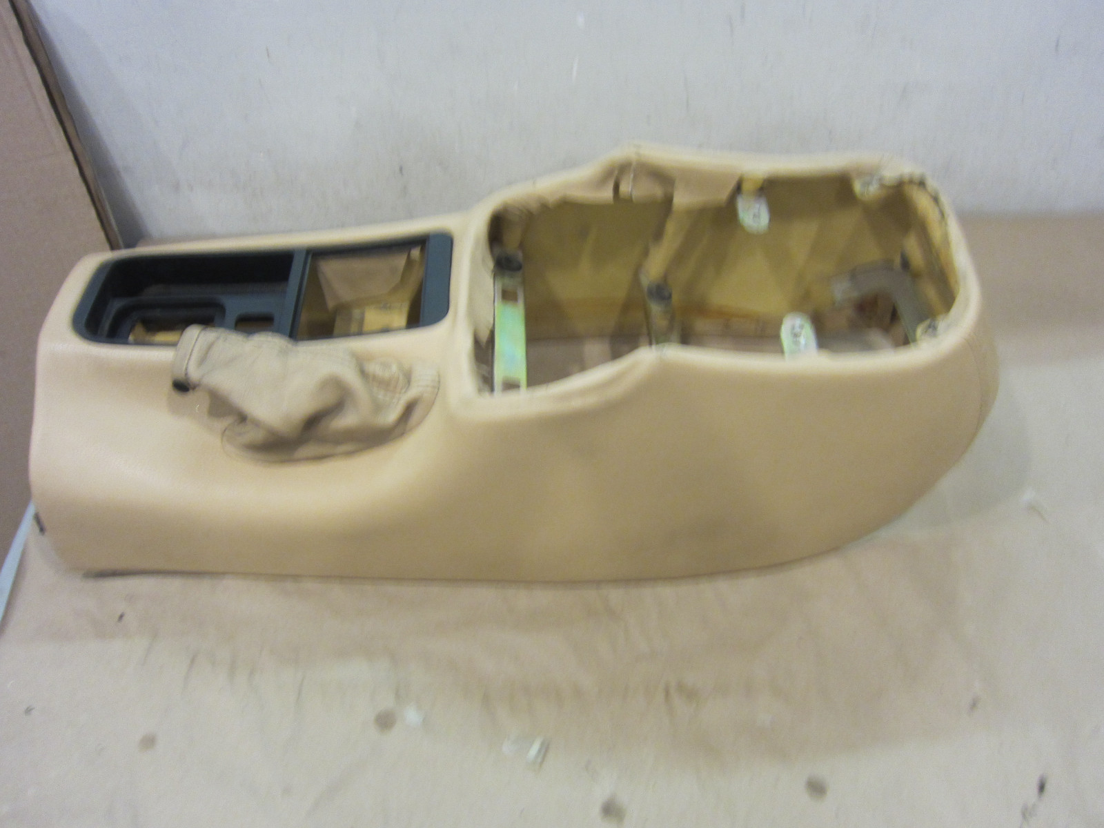 Maserati 4200 Spyder -  Center Console / Tunnel Cover / Beige - P/N 66772300