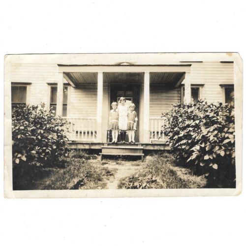 Antique Photo Creepy Kids On Steps Girls Sisters Twins Haunted House Lithuanian - Picture 1 of 4