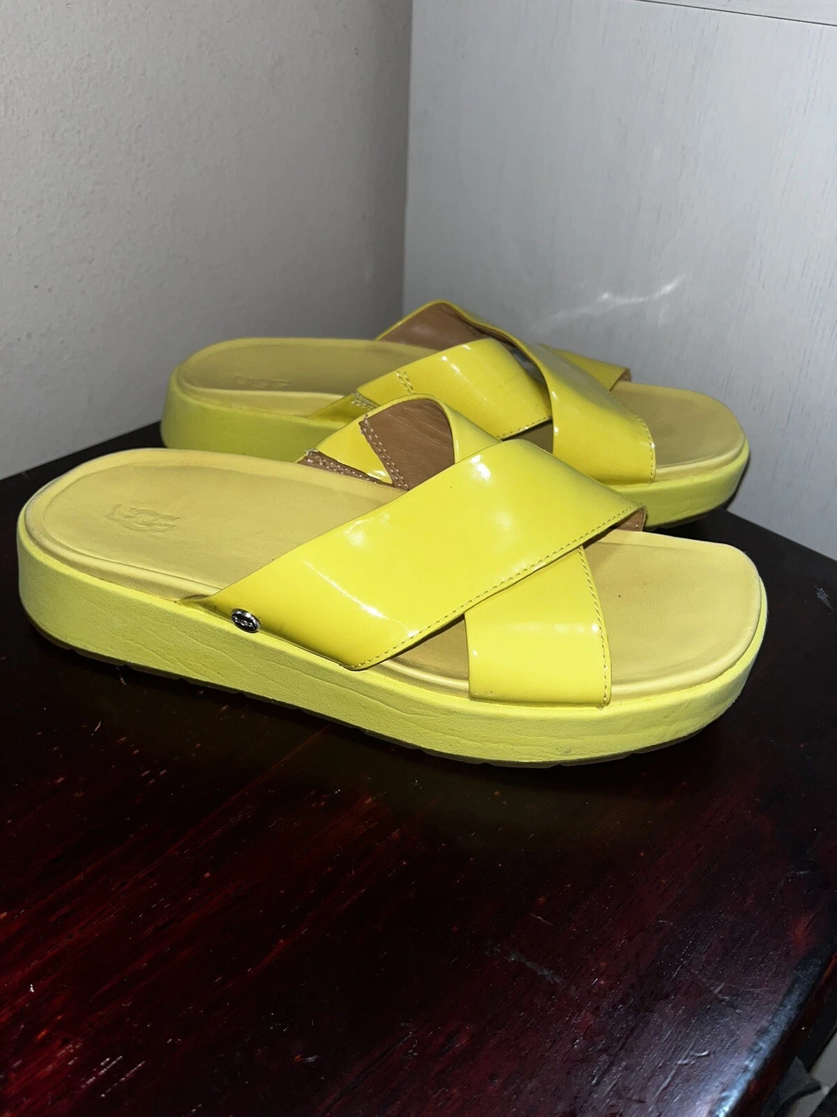 Scivoli UGG Emily da donna taglia 6 US