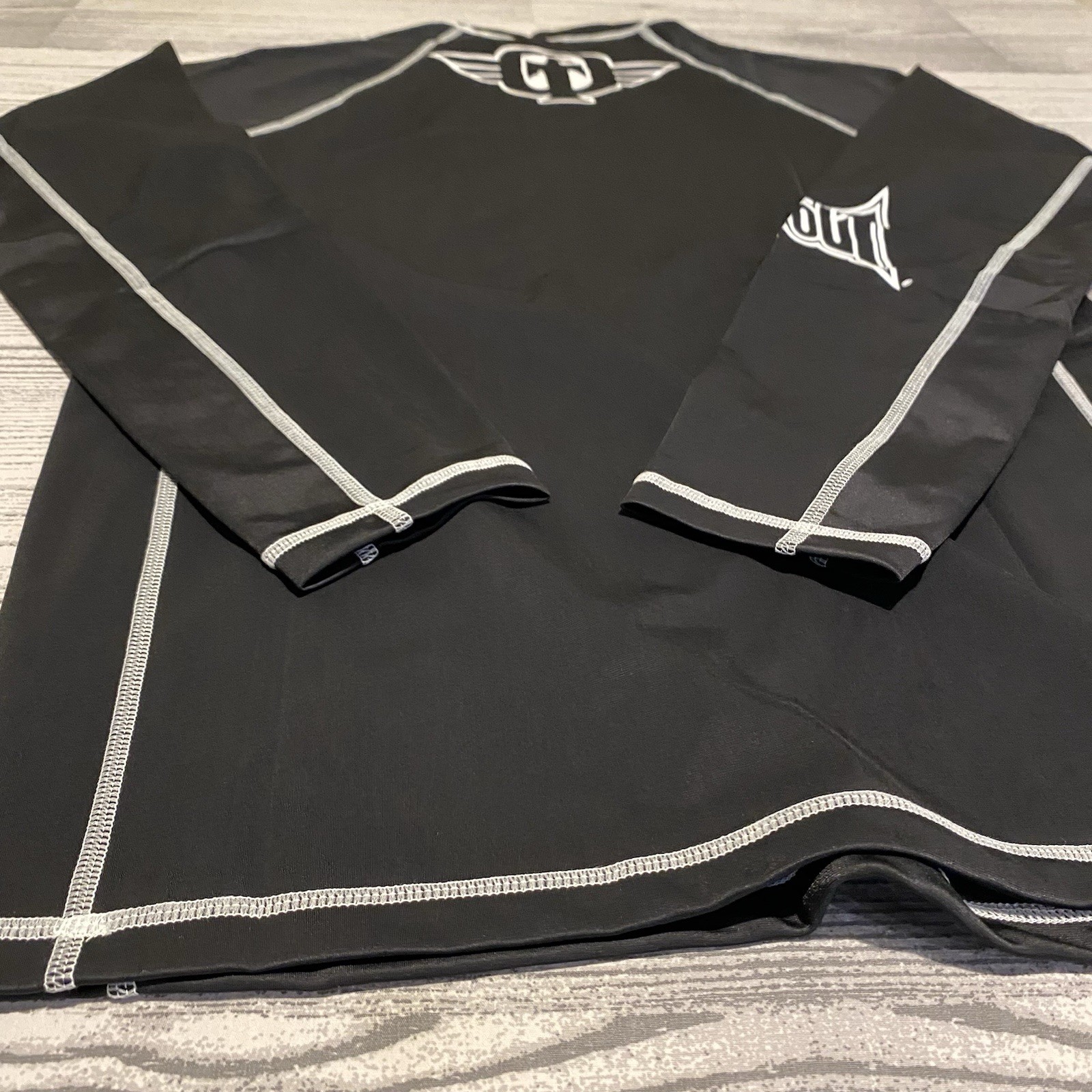 TAPOUT NWT Mens Rash Guard MMA Jiu Jitsu Long Sleeve Stretch Shirt Size L