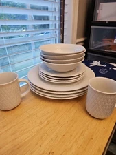 Lot Of 14 Pieces Oneida Kitchen White  Quilted Plates