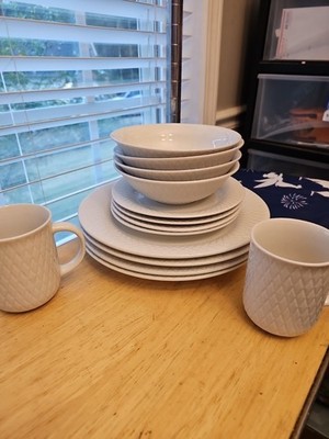 Lot Of 14 Pieces Oneida Kitchen White  Quilted Plates