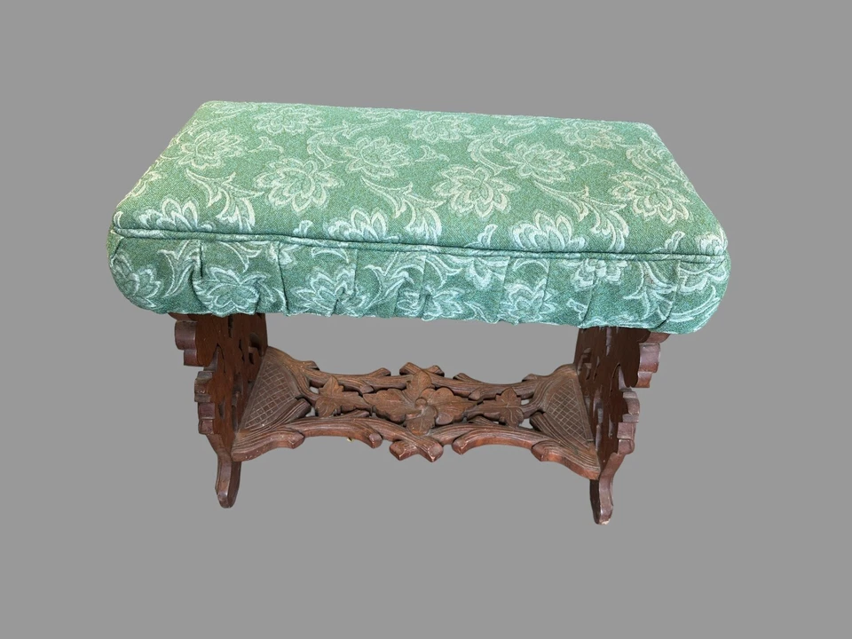 Antiguo banco reposapiés victoriano tallado en nogal con asiento tapizado floral Foto 2 de 4